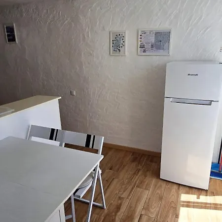 Lägenhet Quiet Area - Terrace - Pool - Parking - Aduls Only