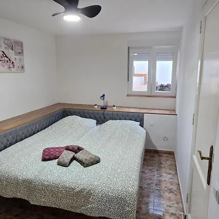 아파트 Quiet Area - Terrace - Pool - Parking - Aduls Only